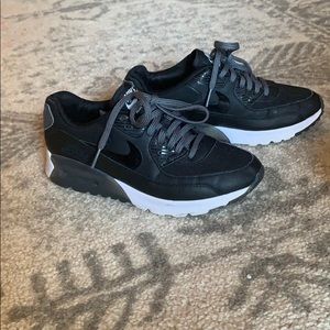 Black Air Max Big Kid/Girls Sz. 5.5